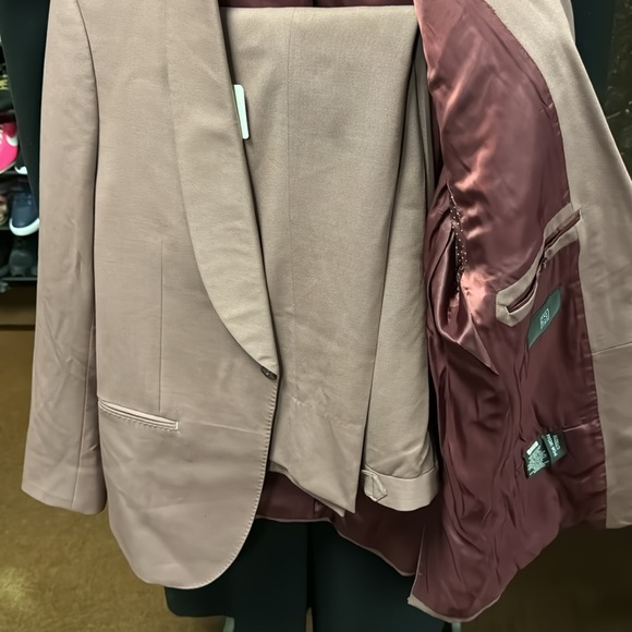 FULL THE BLk TUX IN GREAT CONDITION, just need a nice steam - Picture 4 of 4